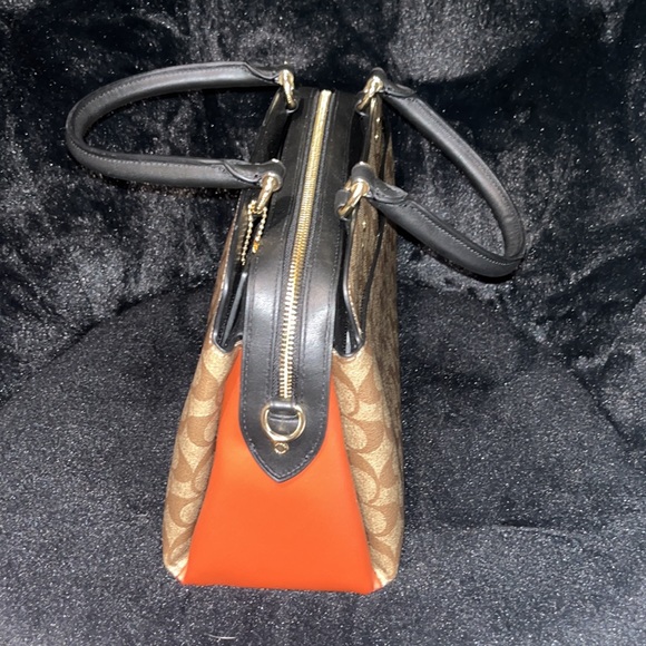 Coach New York - Picture 3 of 5